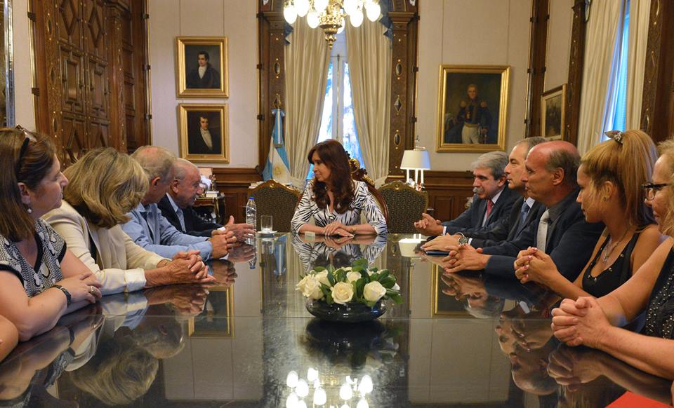 CFK con familiares atentado embajada